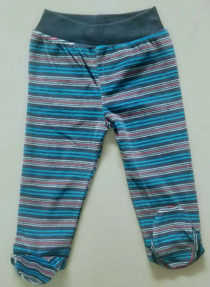 Pantalones combinados con body blanco