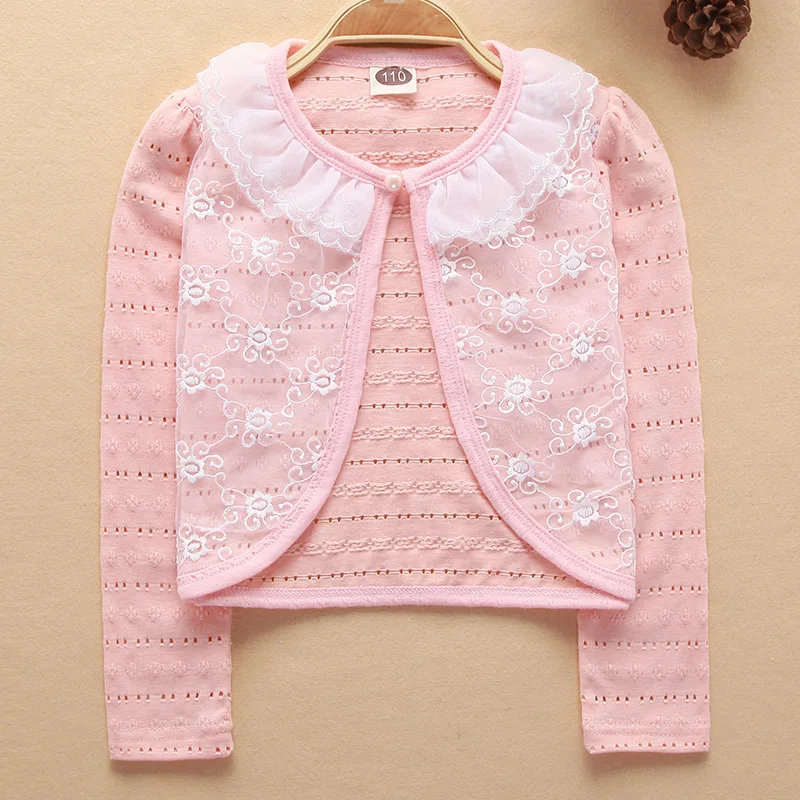 Detalle de botones y tejido del cardigan infantil
