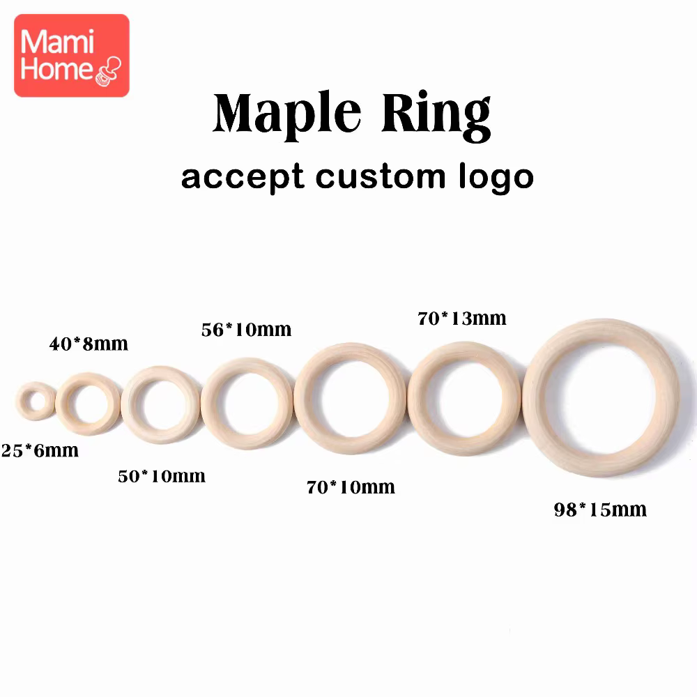 Anillo de madera de arce en mano