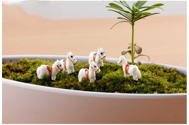 Figura de caballo miniatura en resina - decoracion infantil blanca