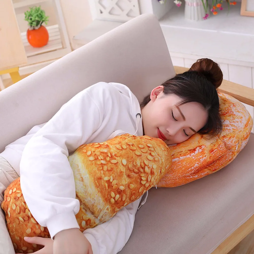 Niño abrazando peluche donut en habitación infantil