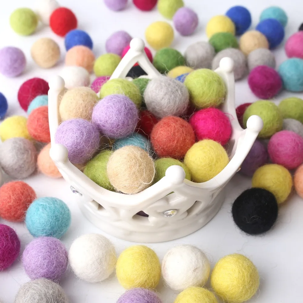 Manualidades bebé: bolas de fieltro y pompones para hacer sonajero - imagen 2