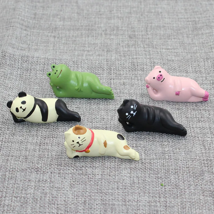 Figurita de gato y cerdo en resina