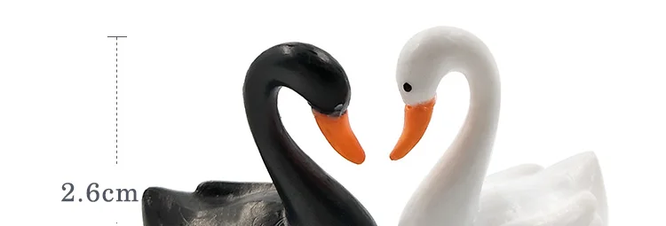 Detalle de figuras de patos decorativas