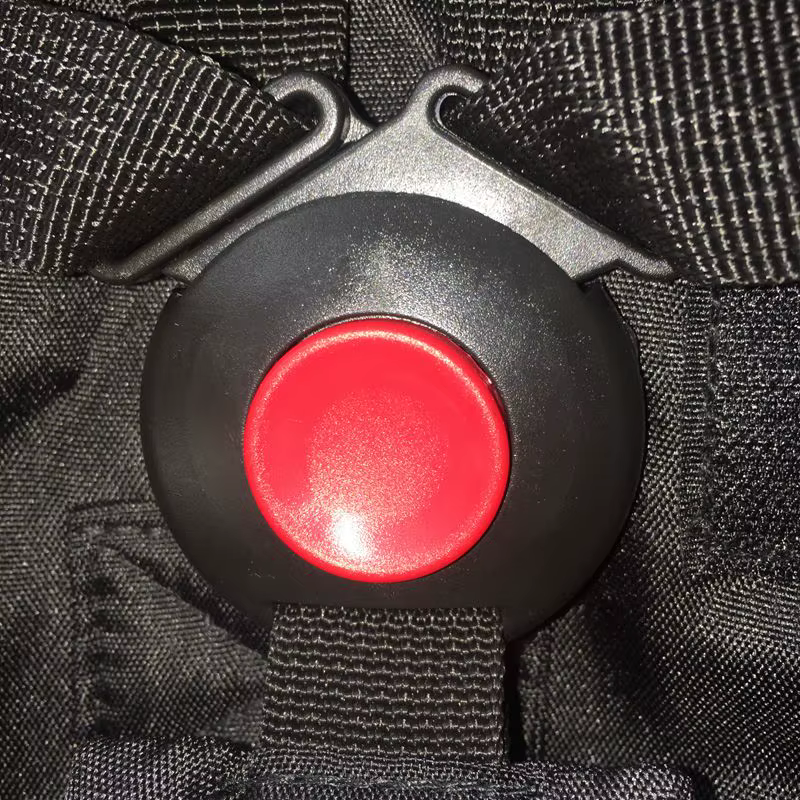Detalle del botón de extracción de hebilla