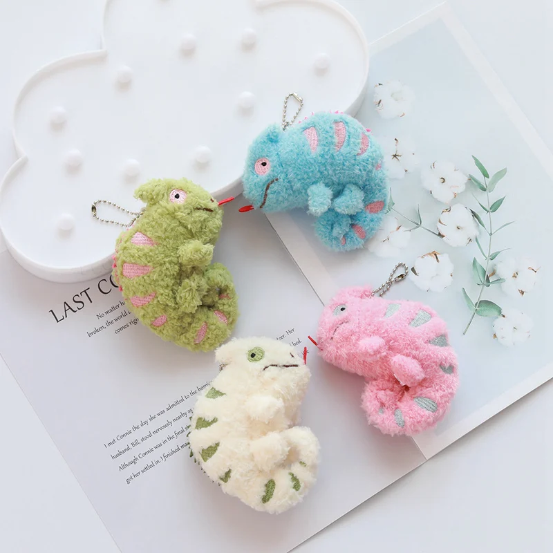 Camaleón de peluche en tono verde mostrando su textura suave