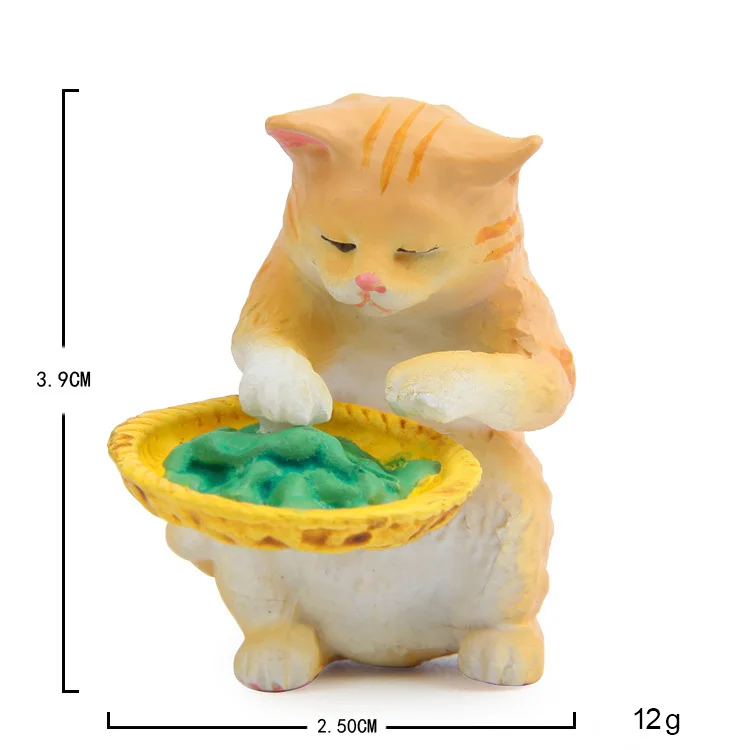 Vista lateral de la figura de gatito bebiendo