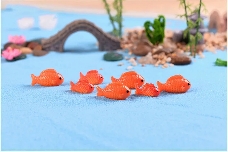Peces rojos de resina en grupo