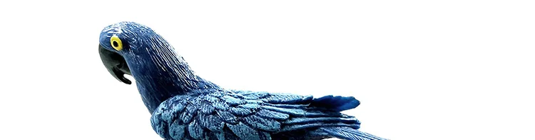 Detalle del colorido y acabado de la figura de loro