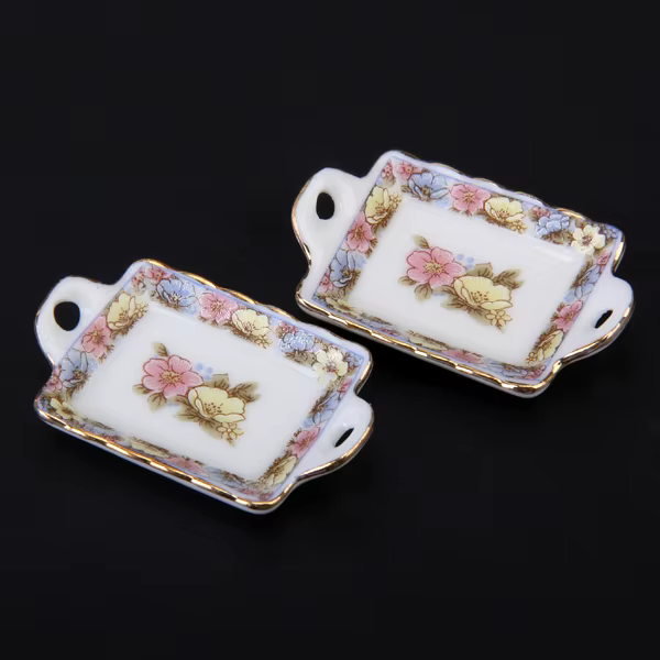 Detalle de tazas y platillos en miniatura