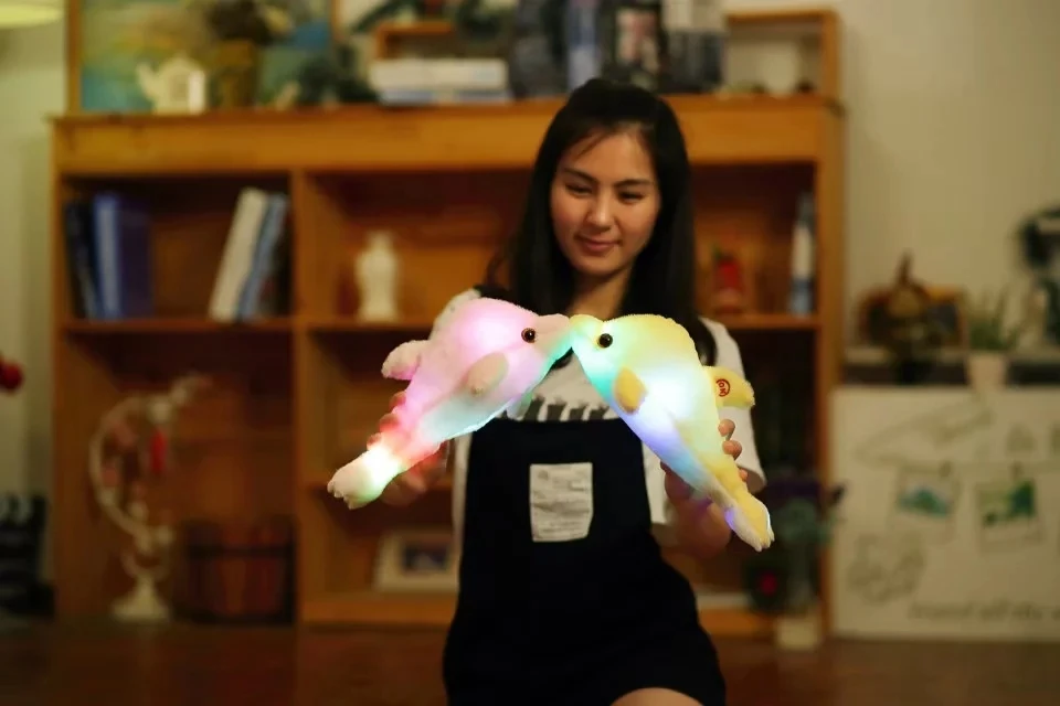 Delfín peluche iluminación
