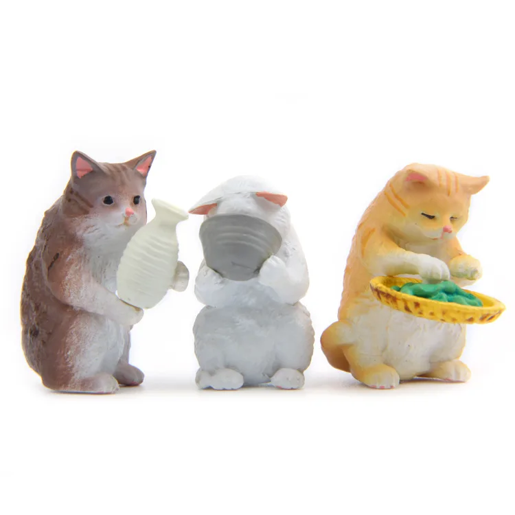Gato bebiendo en miniatura sobre escena de terrario
