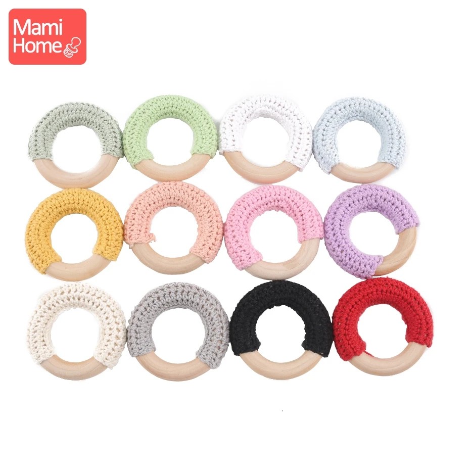 Anillos de madera naturales con corazones de ganchillo colorido