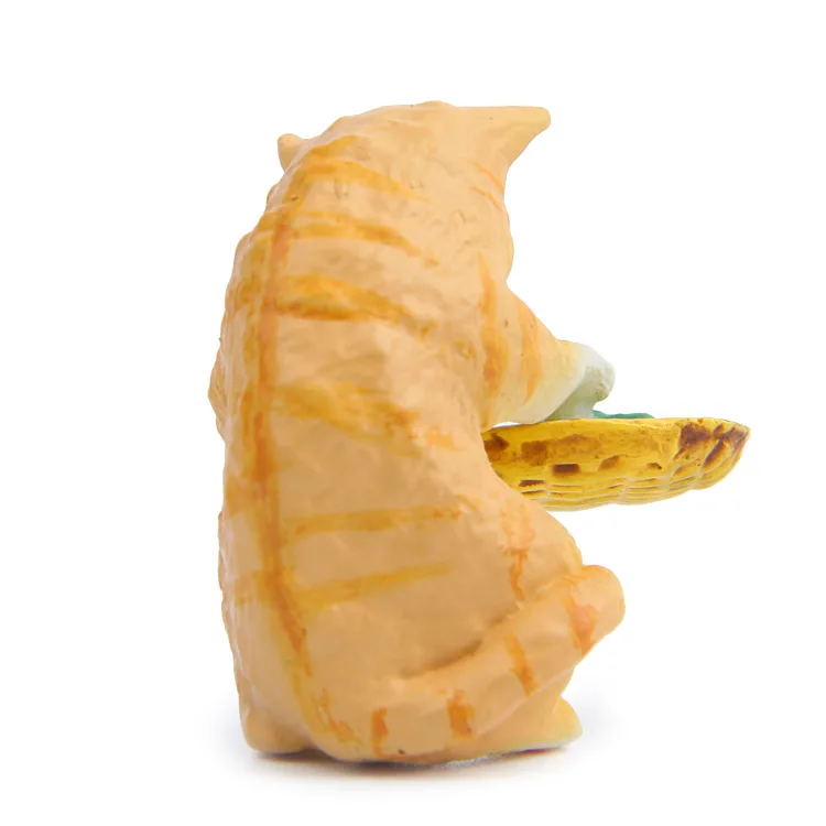 Figura de gato sobre fondo neutro
