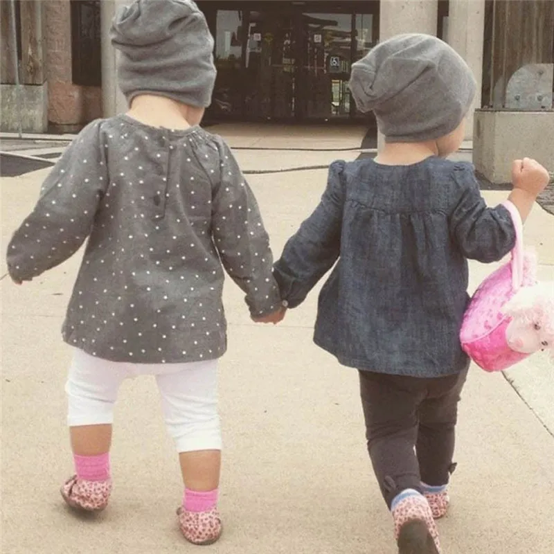 Niña usando el gorro de hip hop tejido