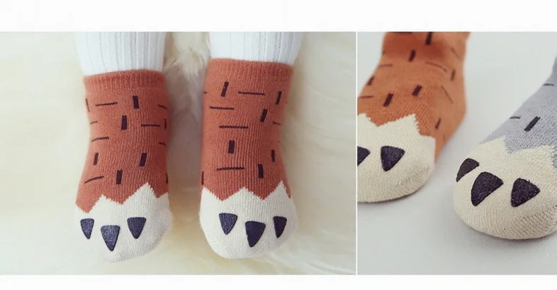 Bebé con calcetines patilargos de algodón en tono gris