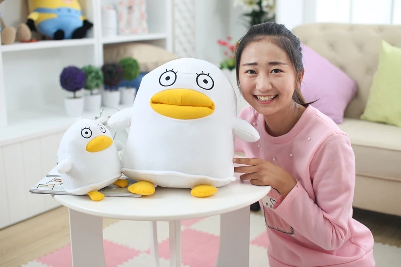 Peluche de 40 cm apoyado en una cama infantil