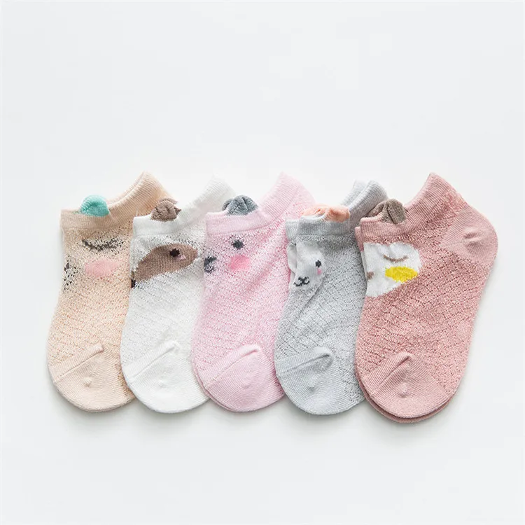 Cinco pares de calcetines con distintos patrones infantiles