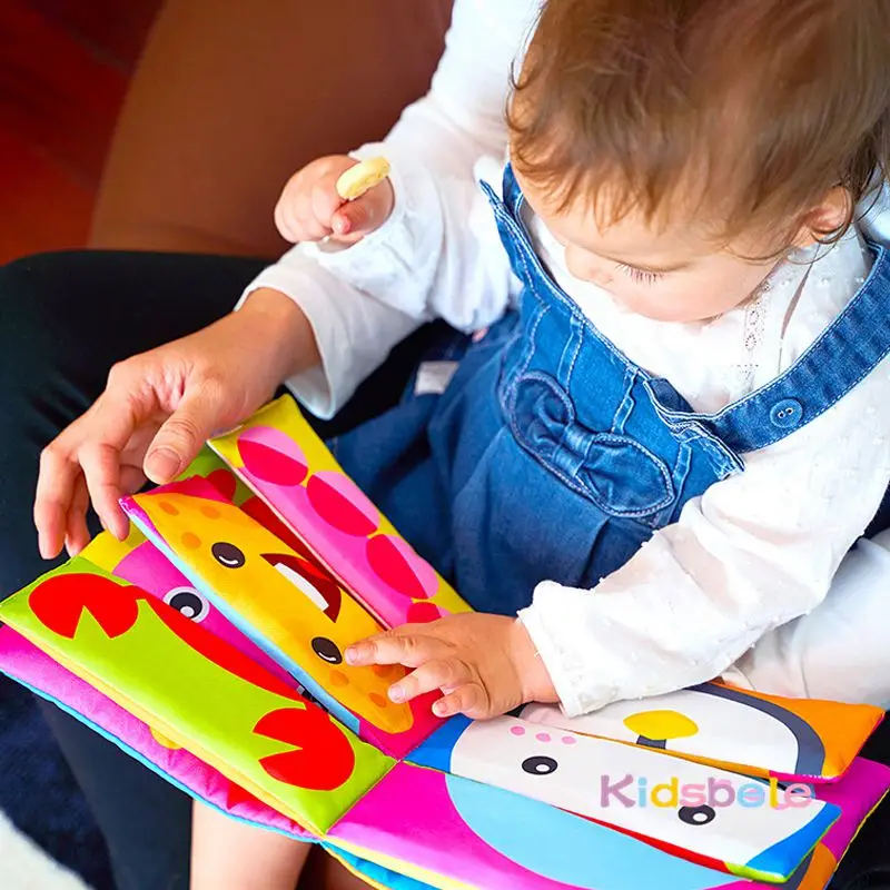 Bebé jugando con el libro