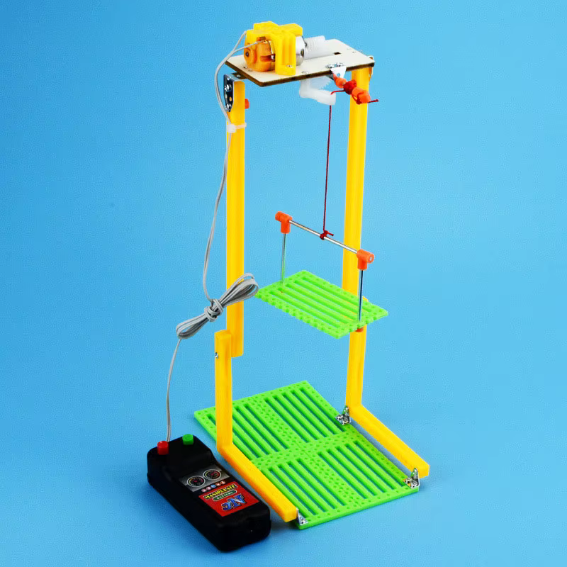 Vista frontal del ascensor DIY mostrando la estructura de cables y motor