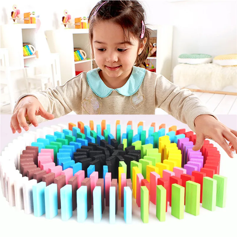 Dominó de madera multicolor extendido