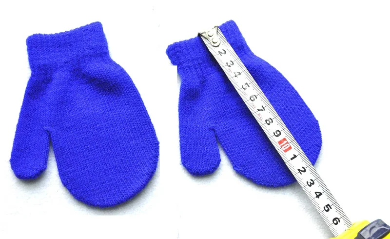 Manoplas de punto para niños en color beige