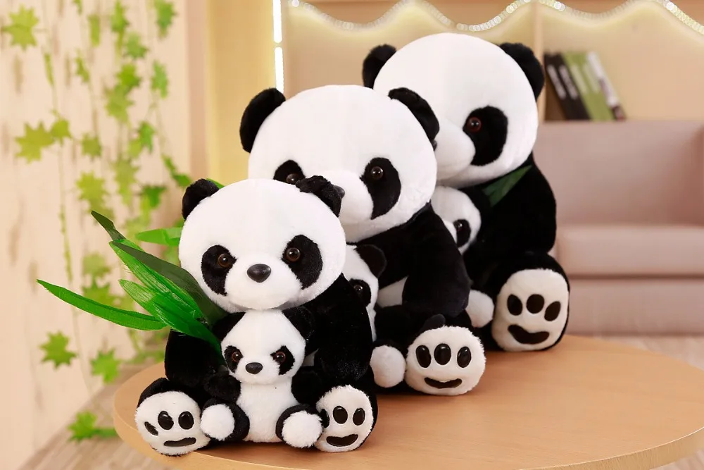 Panda regalado a una madre e hijo sonriendo
