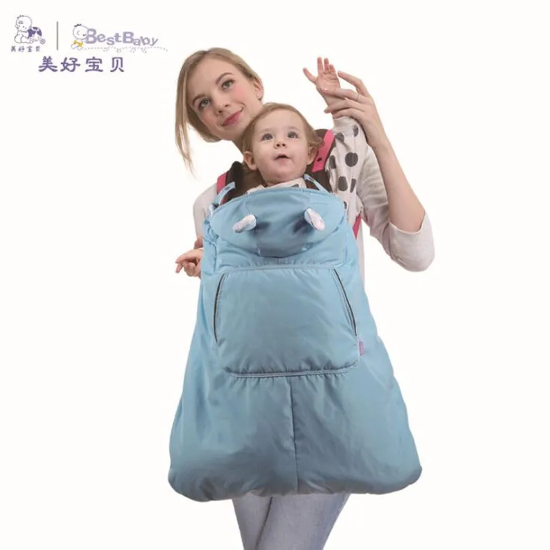 Capa instalada en mochila portabebés
