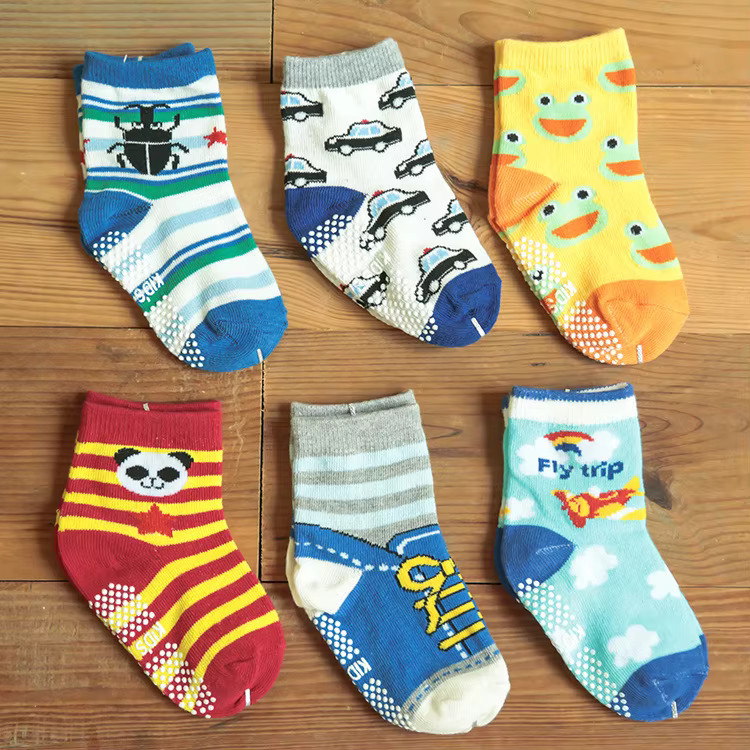 Bebé usando los calcetines
