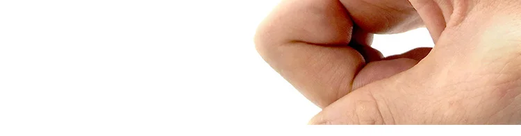 Comparación de tamaño de la figura con la mano de un adulto