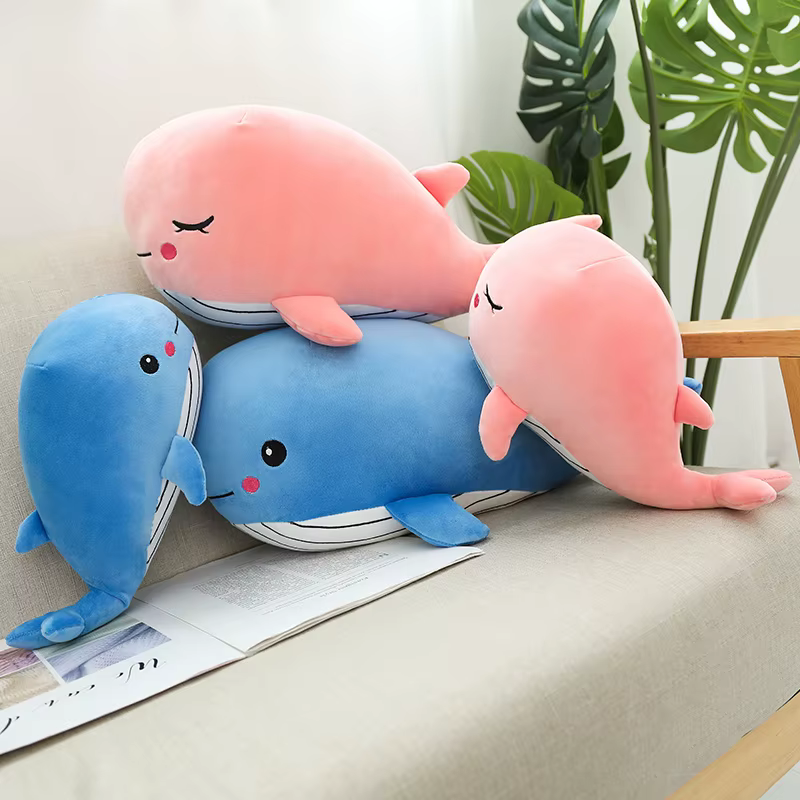 Ballena de peluche azul de 65 cm abrazando