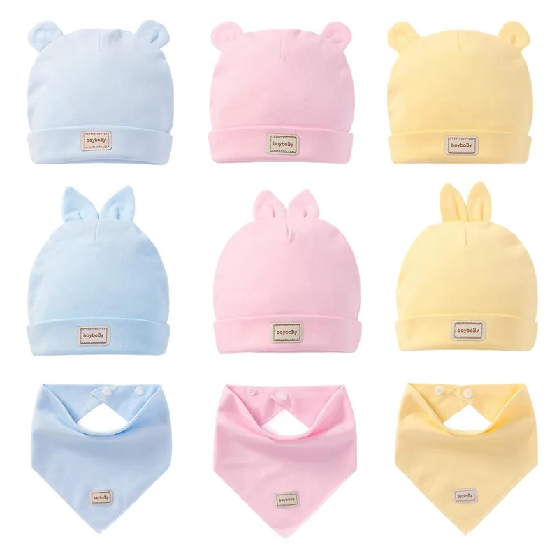 Gorro y babero en tonos pastel