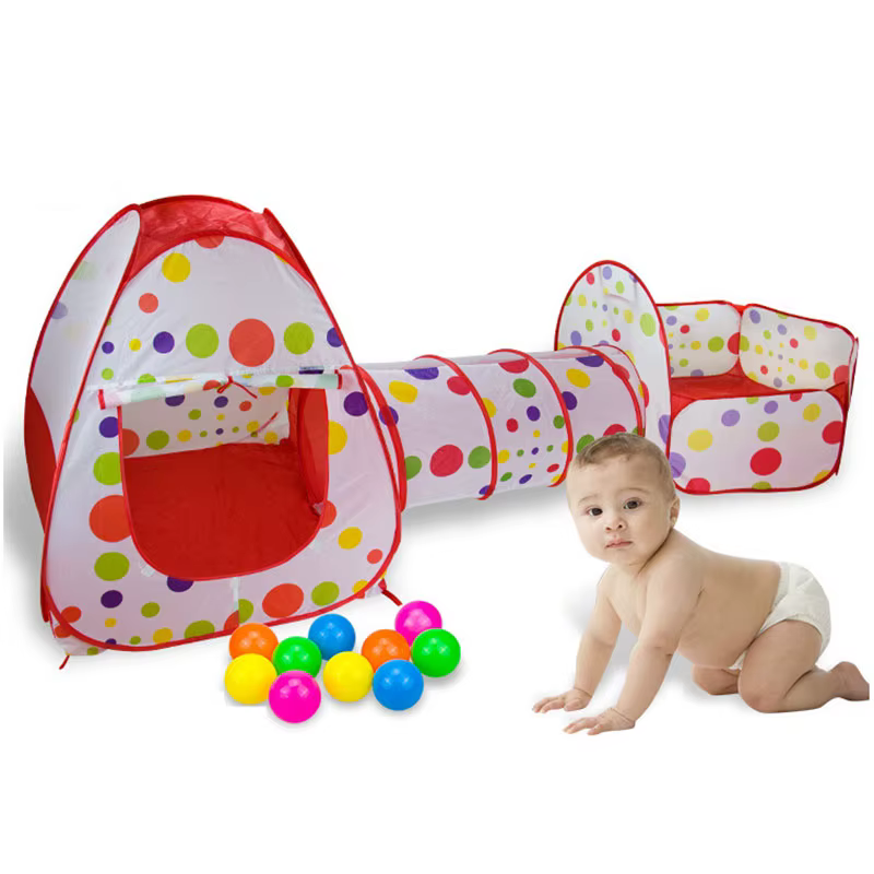 Tienda infantil triangular montada con colores vivos