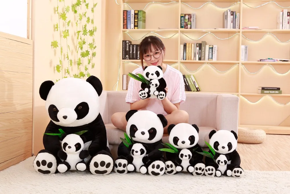 Panda usado como cojín en una cama infantil
