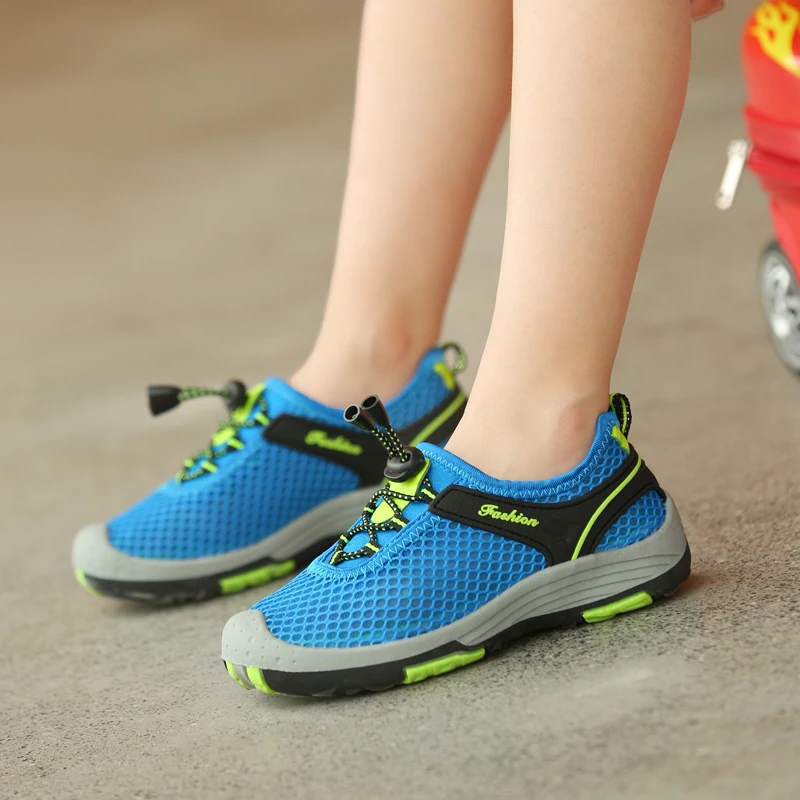 Suela flexible con patrón antideslizante de las zapatillas infantiles