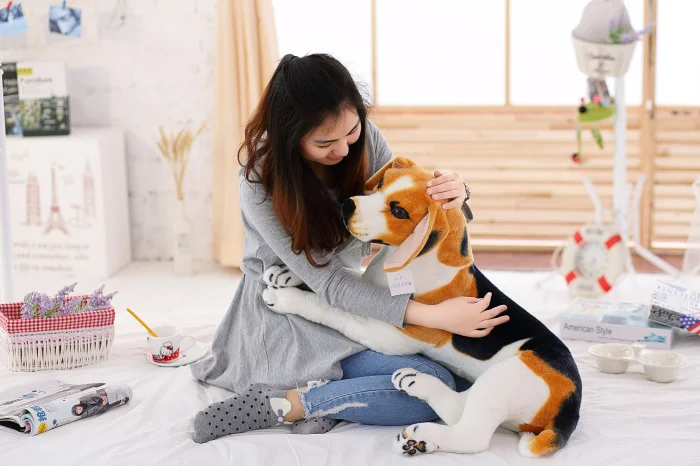 Detalle del peluche para perros tipo beagle