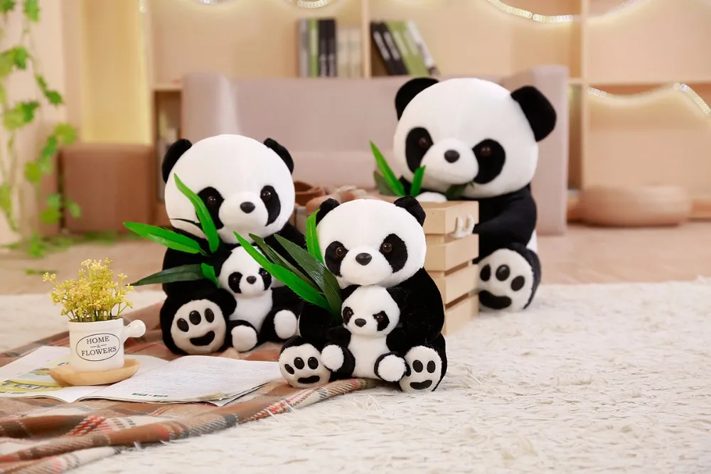 Panda en una estantería de sala moderna