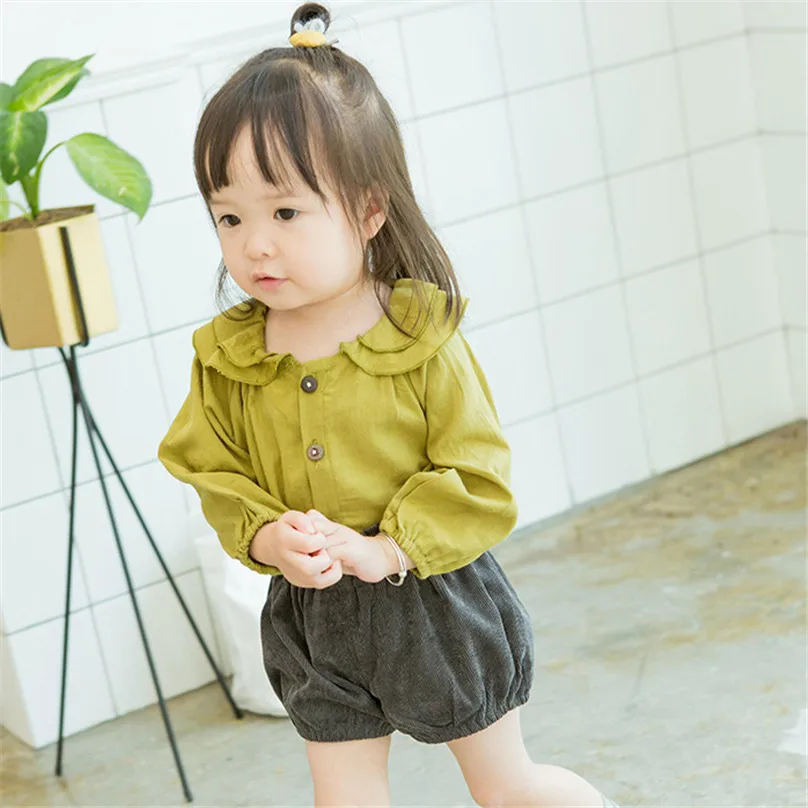 Blusa de manga larga con cuello de pétalo