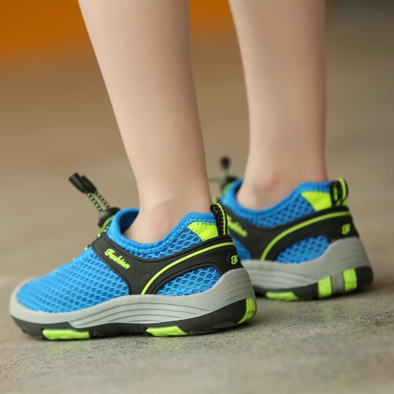 Zapatillas deportivas infantiles con cierre fácil y diseño versátil