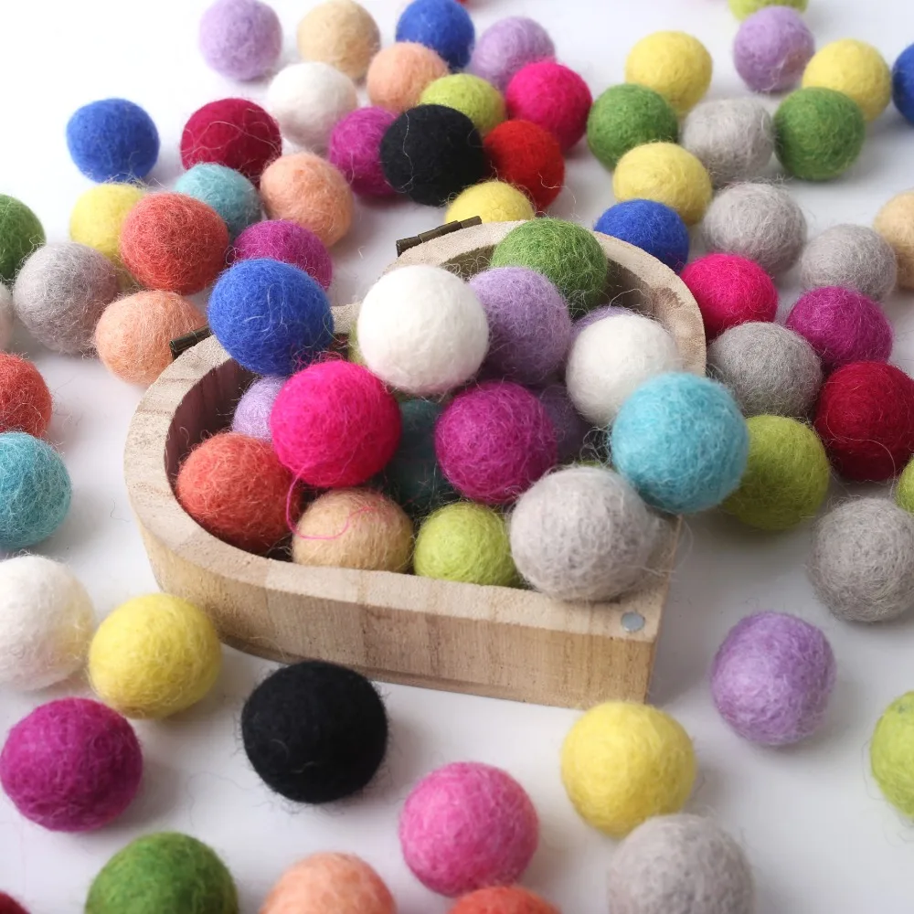 Manualidades bebé: bolas de fieltro y pompones para hacer sonajero - imagen 5