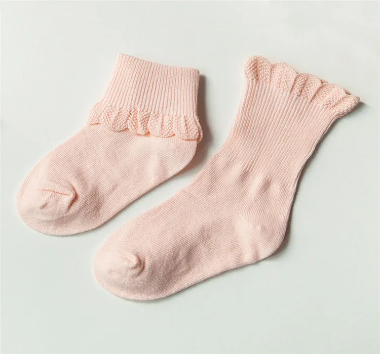 Pares de calcetines para niñas en diferentes patrones