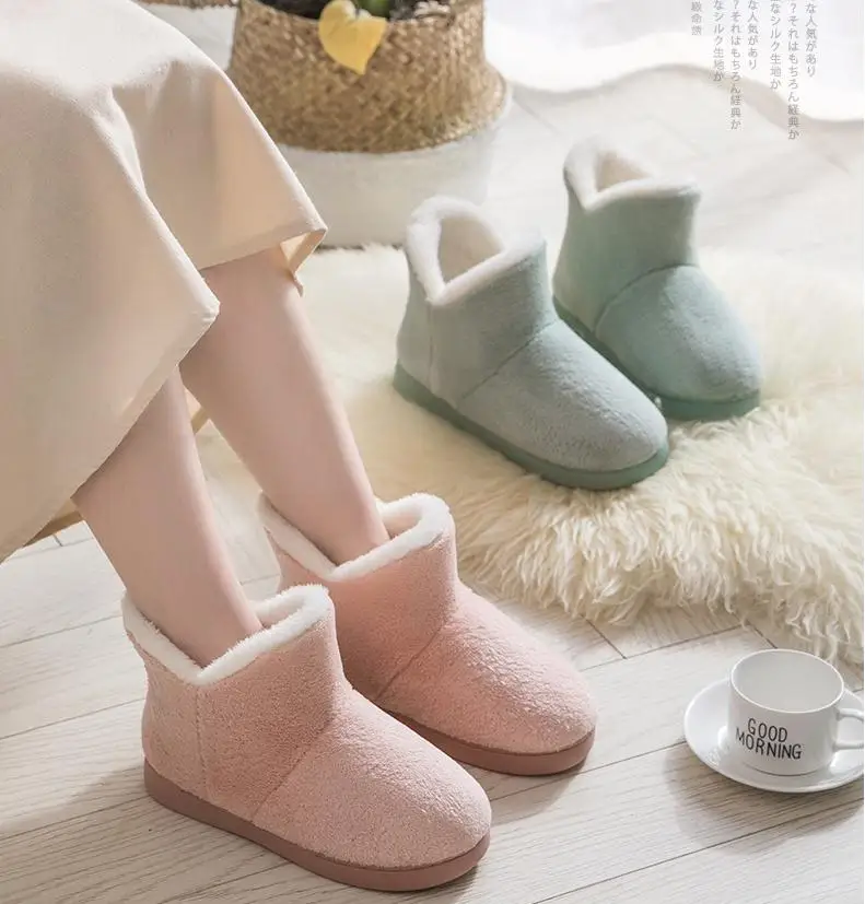 Pareja usando zapatillas de invierno en tonos neutros