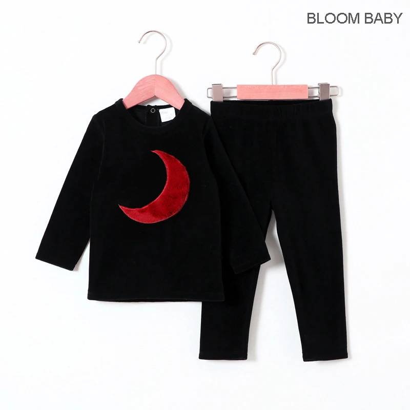 Conjunto terciopelo negro para bebé con parches estrella y corazón - imagen 5