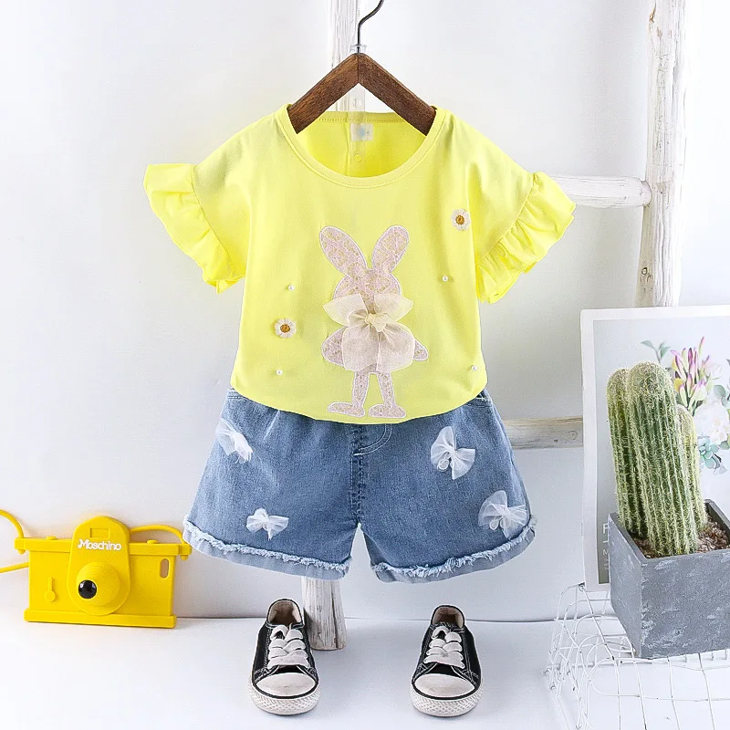 Conjunto de verano amarillo para niño