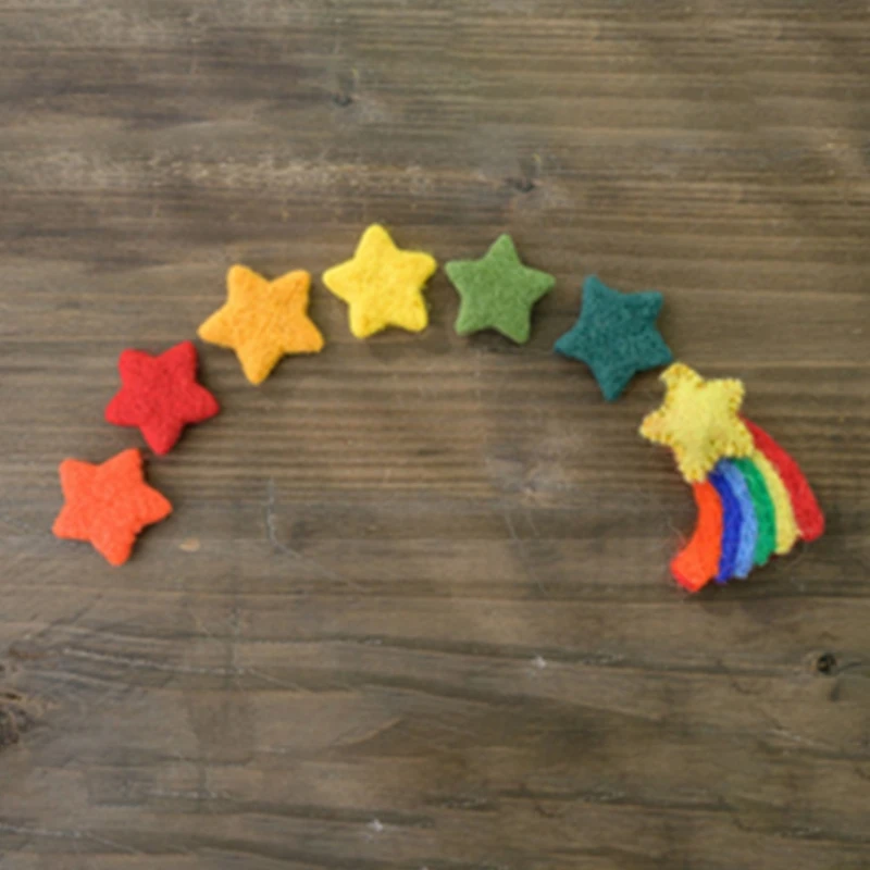 Estrellas y corazones de fieltro para cuna de bebé