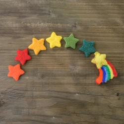 Estrellas y corazones de fieltro para cuna de bebé
