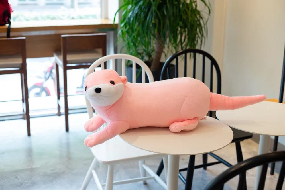 Vista frontal del peluche de nutria mostrando su diseño realista y acabado suave