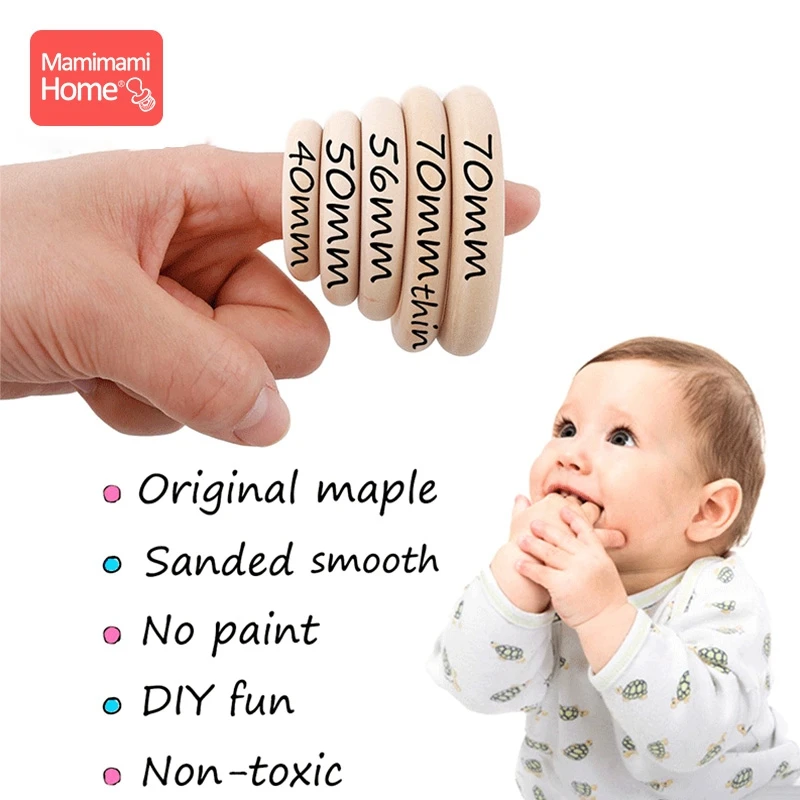 Anillos de diferentes tamaños en madera natural