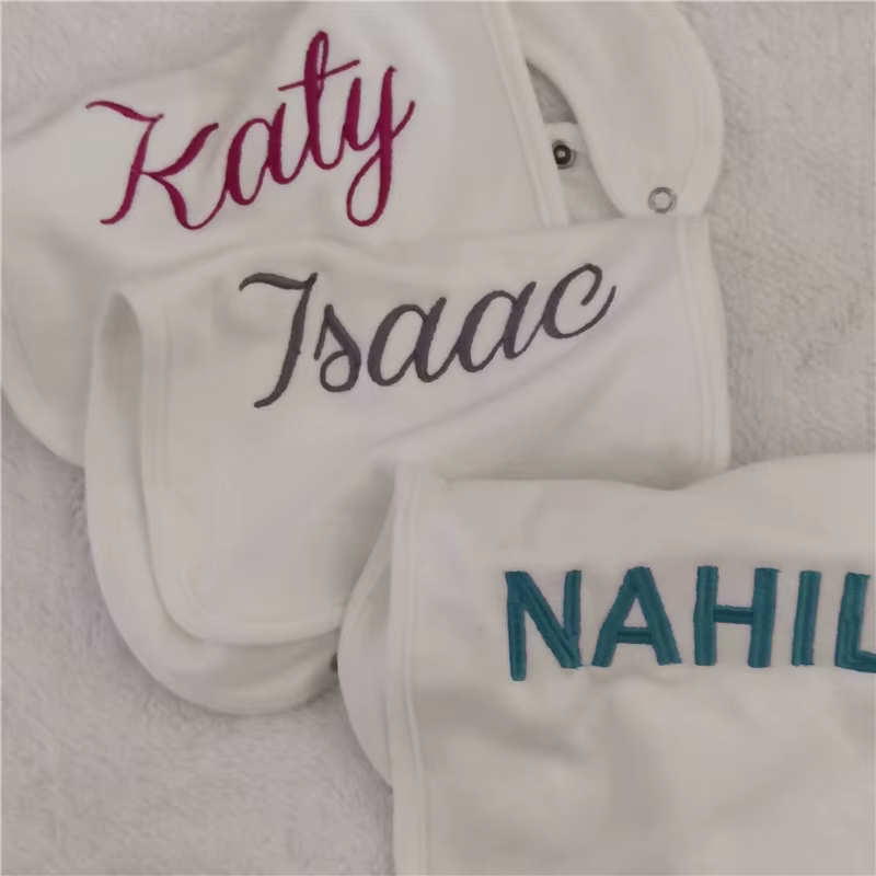Babero personalizado con nombre para bebé – Algodón suave premium