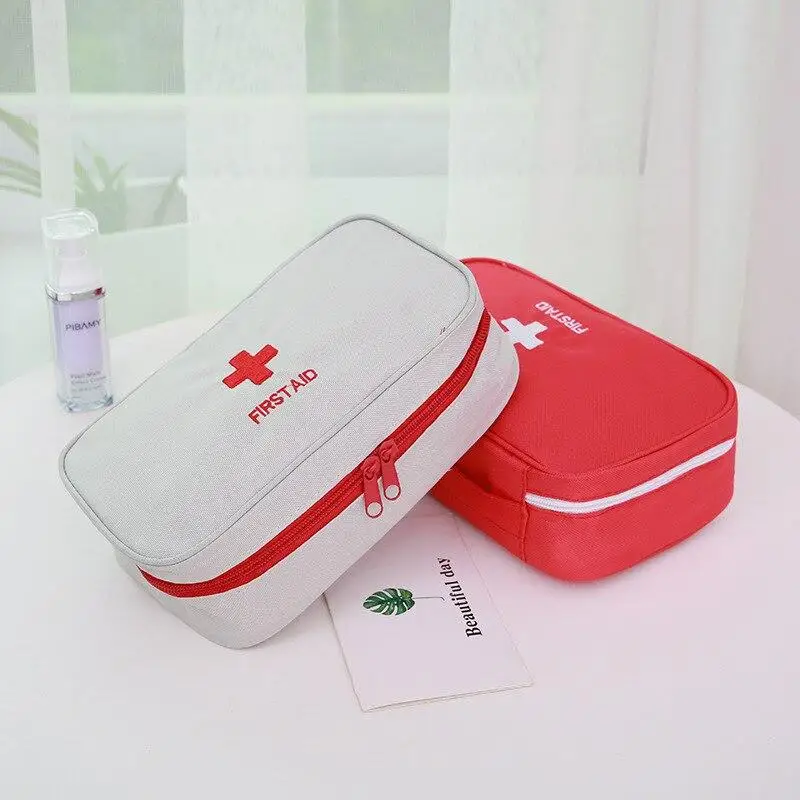 Bolsa abierta con contenido de ejemplo para emergencias